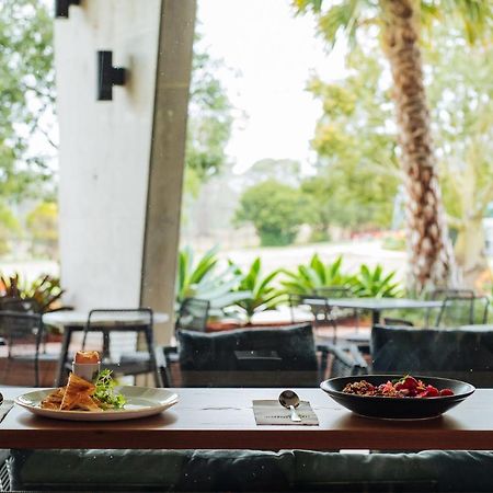 Eatons Hill Hotel Бризбейн Екстериор снимка