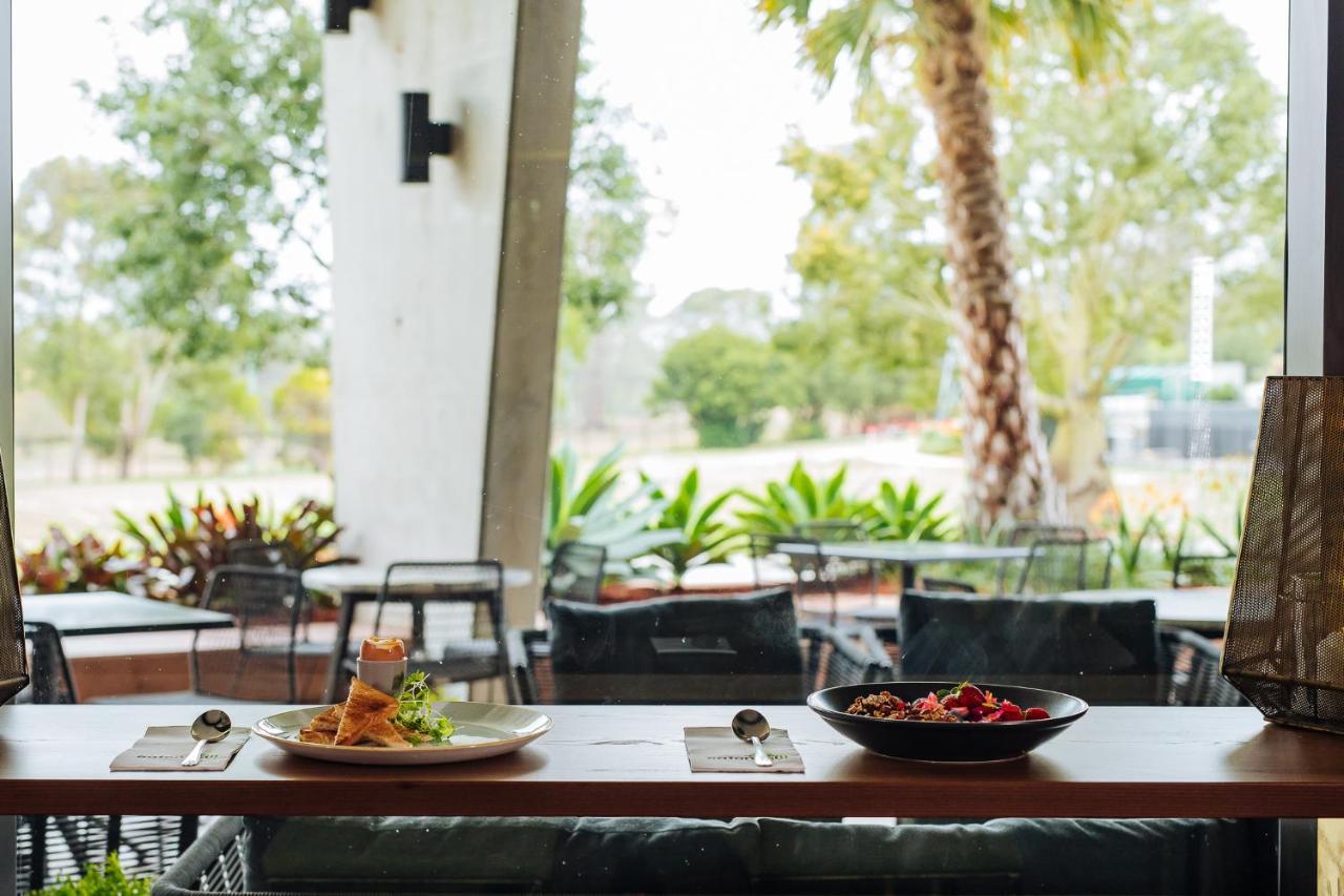 Eatons Hill Hotel Бризбейн Екстериор снимка