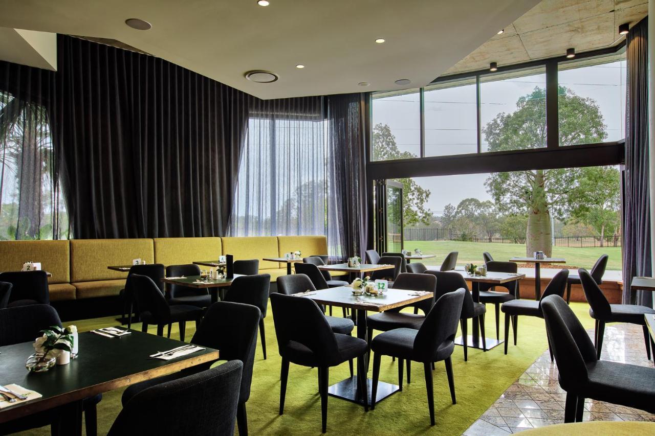 Eatons Hill Hotel Бризбейн Екстериор снимка