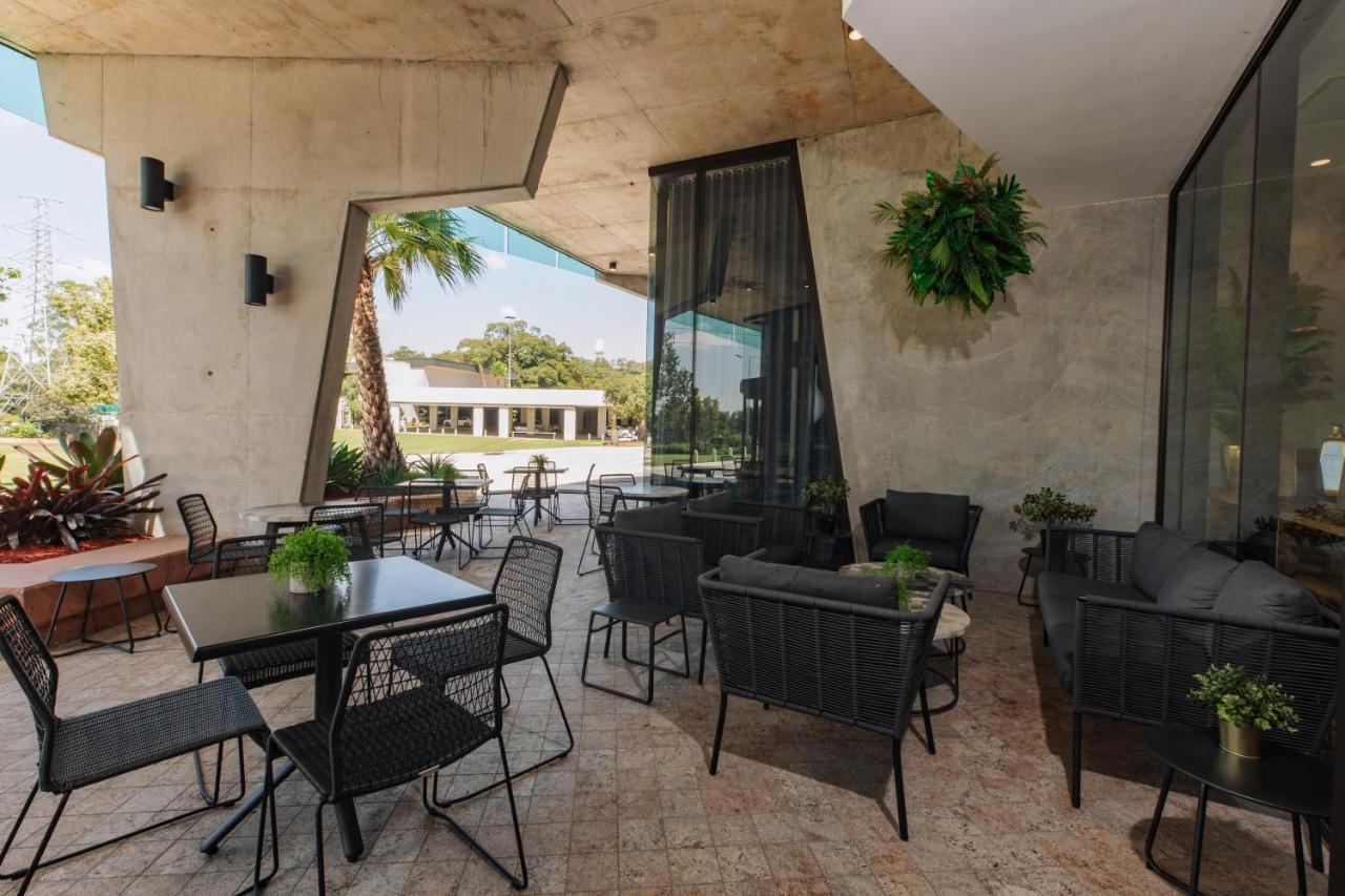 Eatons Hill Hotel Бризбейн Екстериор снимка