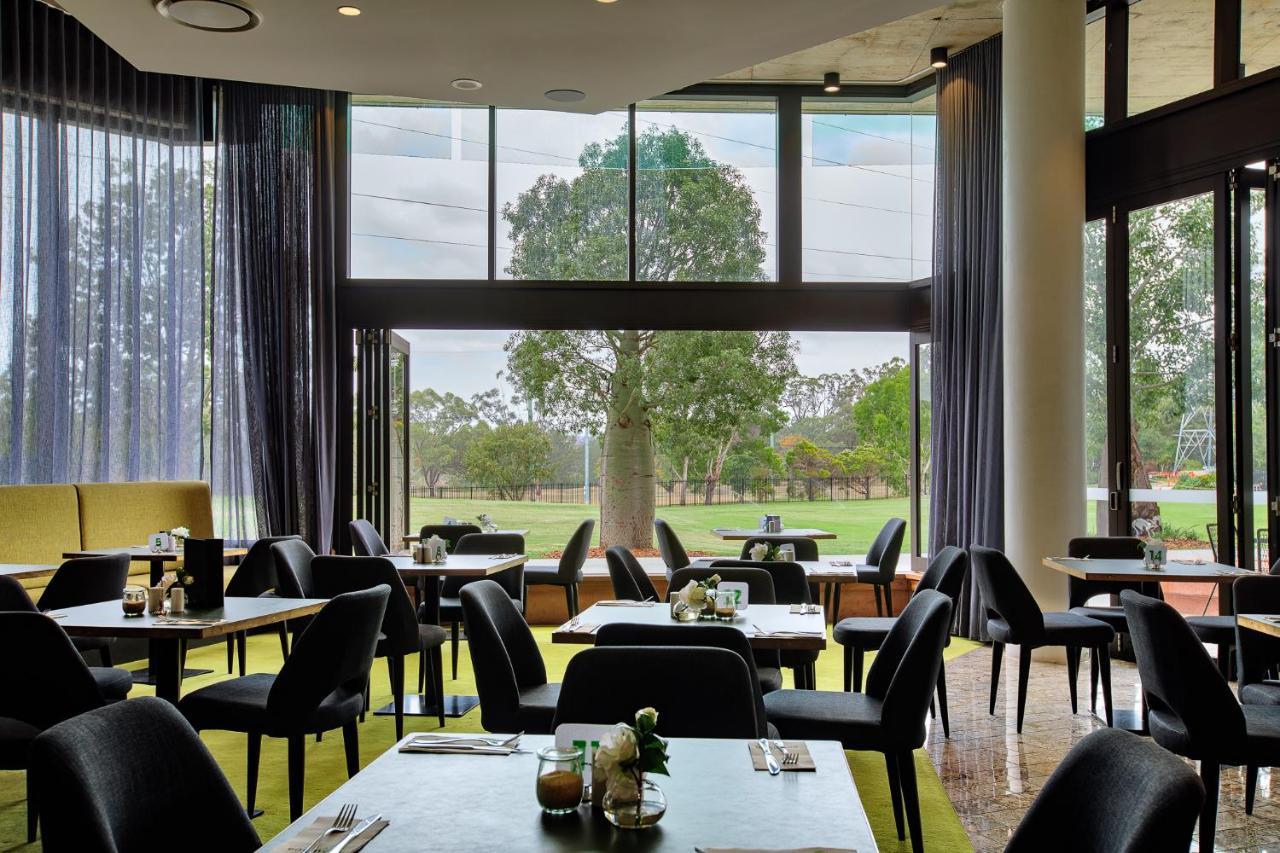 Eatons Hill Hotel Бризбейн Екстериор снимка